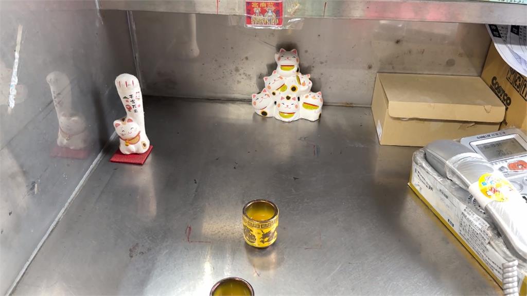 演很大! 南投偷雞賊「佯裝店員掃地」 竊小吃店供奉10年金雞母