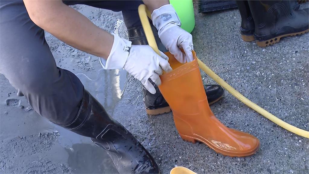 連假完開工首日花蓮留逾3百雙雨鞋 志工幫清消留給下一批「超人」