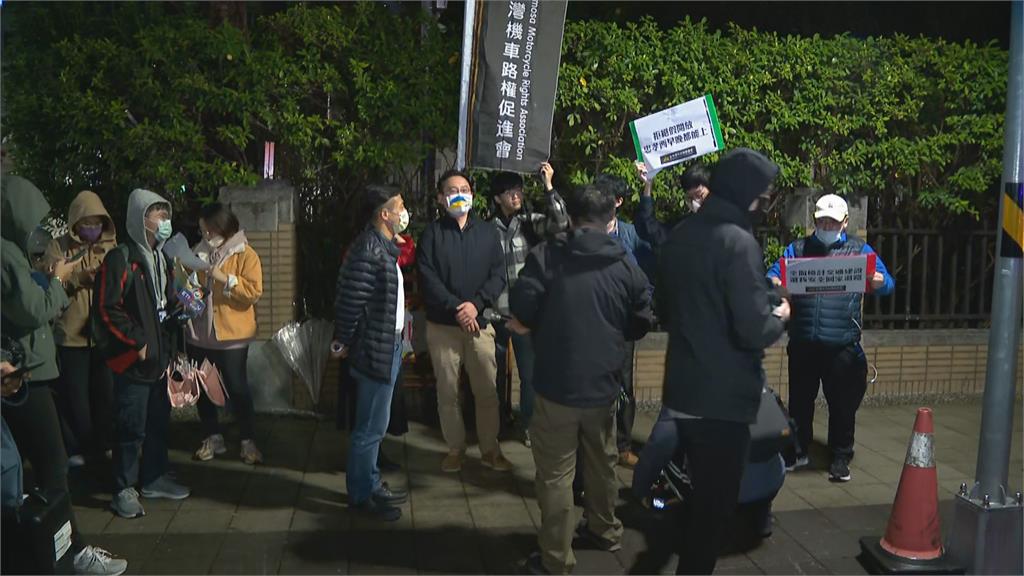 忠孝西路解禁卻僅開放深夜通行 路權團體號召機車族抗議
