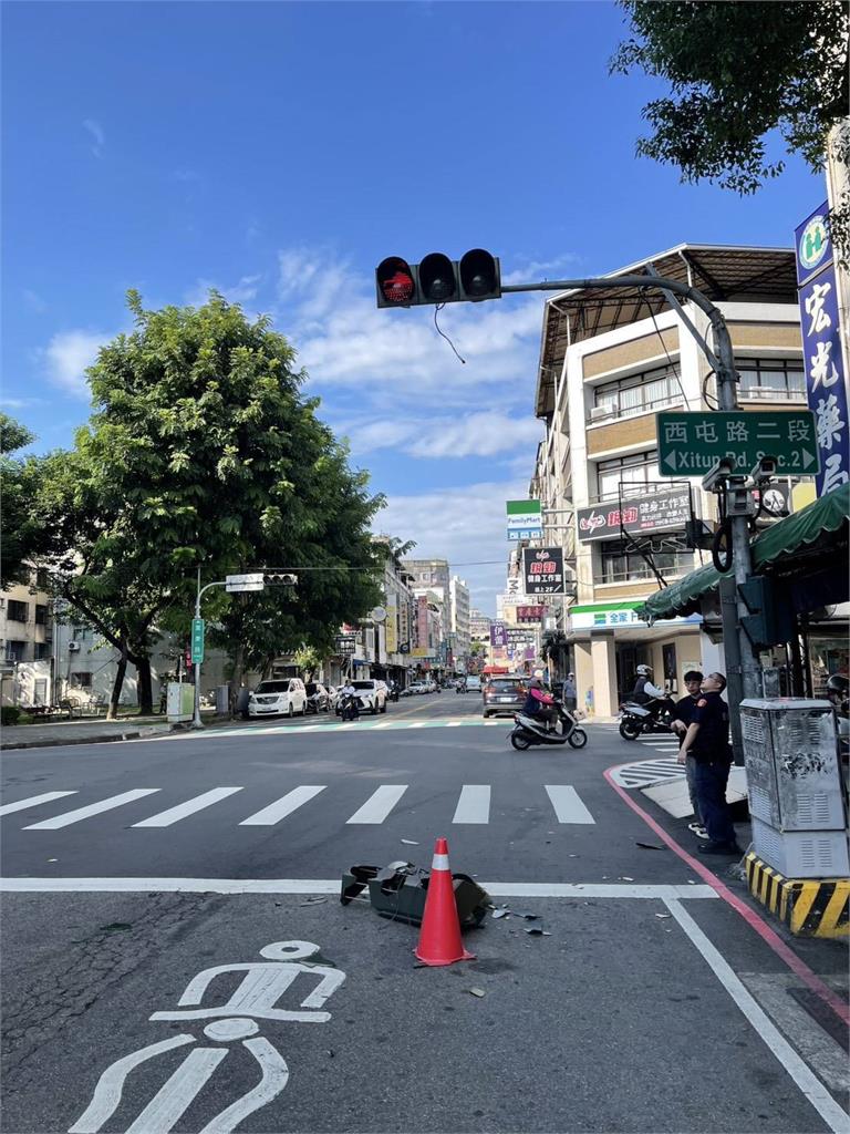 快新聞／超扯一幕！台中路口天降「紅綠燈」　網友嚇傻PO網：機率多高？
