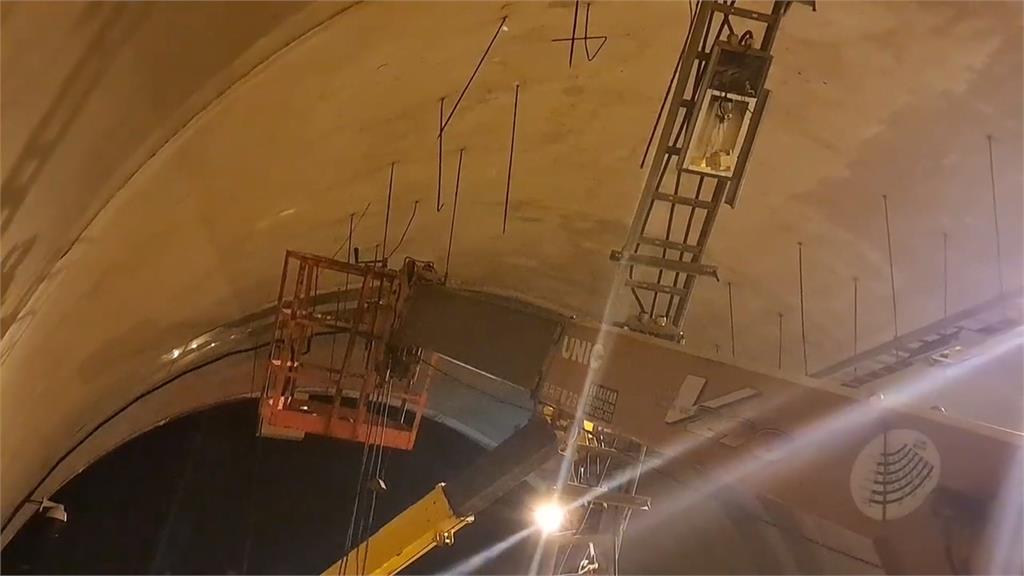 恐怖!台62隧道支撐架銹蝕 隧道線槽墜落砸車