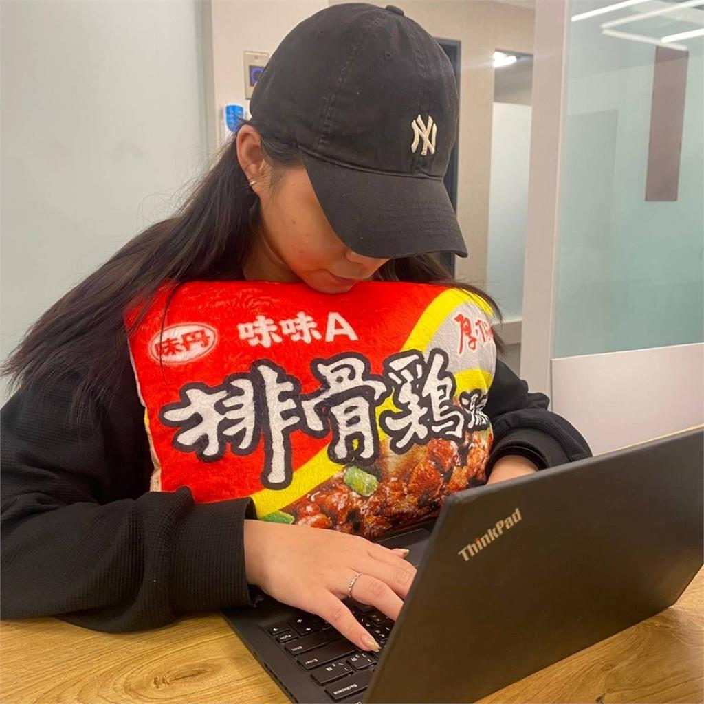 集點免費換!「排骨雞麵抱枕毯」讓你吃著香抱著睡更香啦!