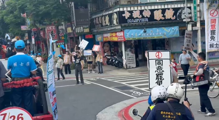 快新聞/盧秀燕陪賴士葆車掃 民眾專心看車隊發生車禍