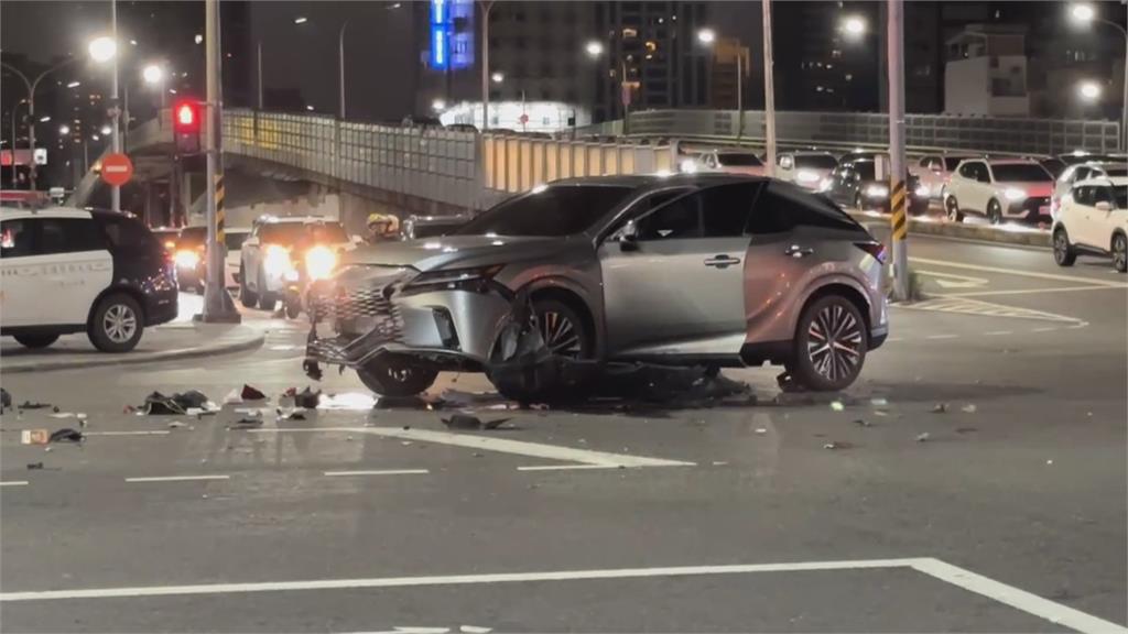 高雄驚悚車禍！　女駕駛疑搶快右轉　騎士撞上噴飛骨折