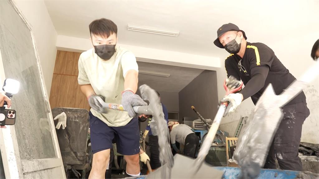 新北國王球員也來當鏟子超人 董事長王文祥捐出2000萬賑災