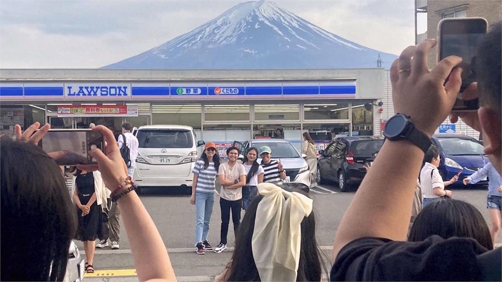 富士山打卡景點掰了！　不堪遊客亂象　政府架黑布反制