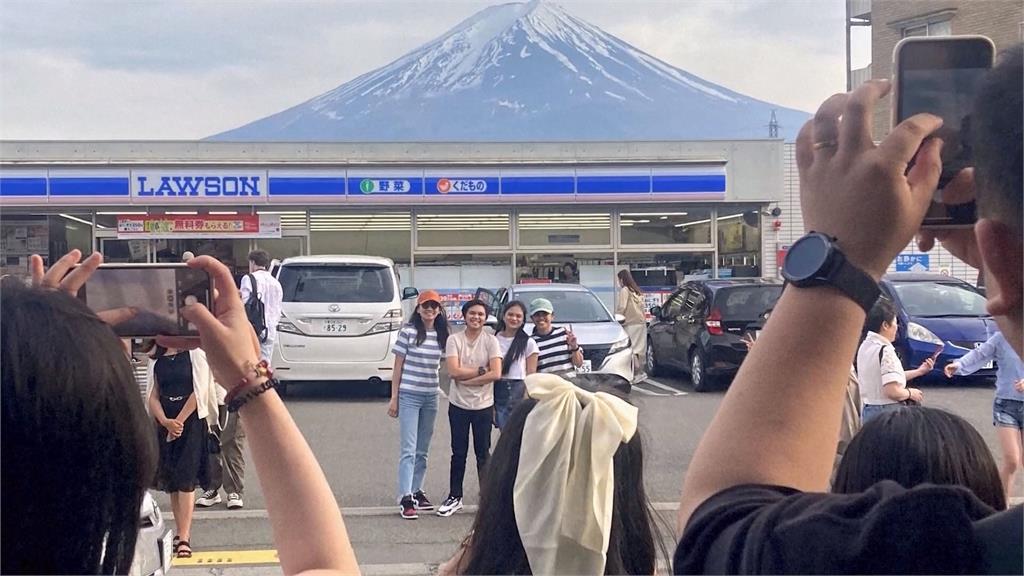 富士山打卡景點掰了! 不堪遊客亂象 政府架黑布反制