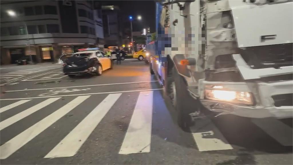 綠燈直行貨車撞左轉警車 後座1員警頭暈送醫幸無礙