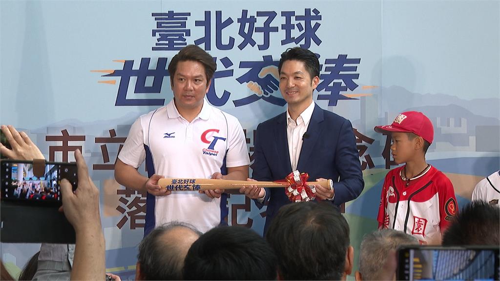 成真！周思齊許願「這件事」　小巨蛋外「紀念碑」正式落成