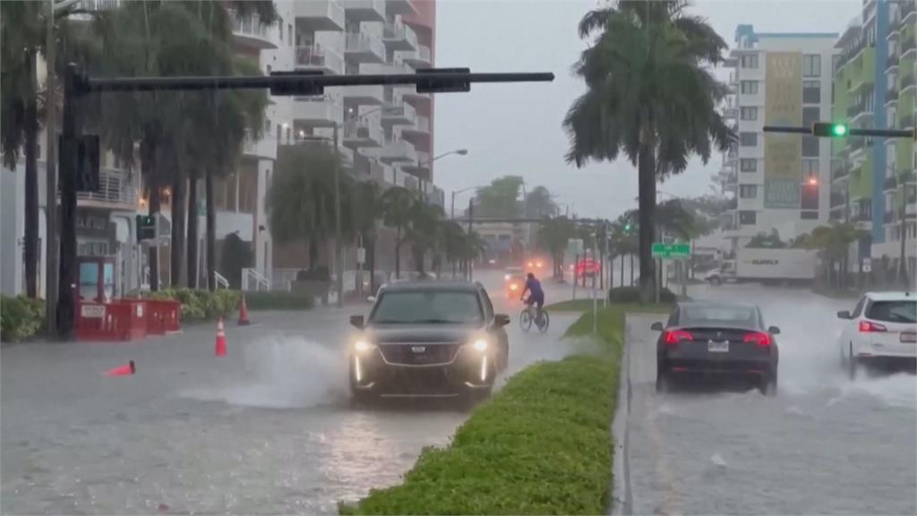 佛州暴雨釀洪水! 邁阿密馬路變水路、民眾划獨木舟