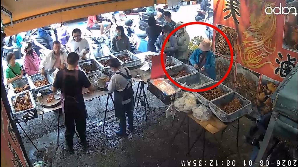 連偷3次！　女子夾了滷味偷塞包　店家怒報警逮人