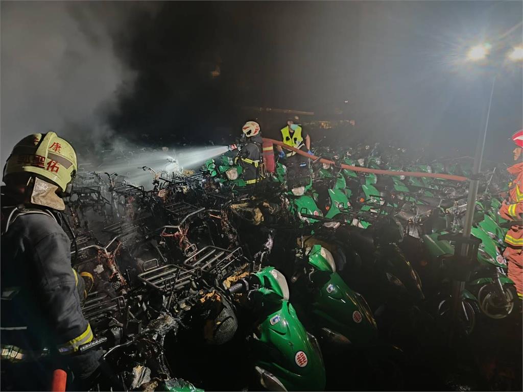 快新聞/新店青潭郵局戶外停車場火警 101台電動機車遭燒毀
