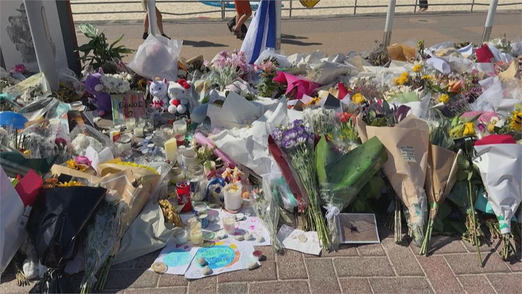 澳洲邦迪海灘槍擊15死　民眾海上圍圈悼念