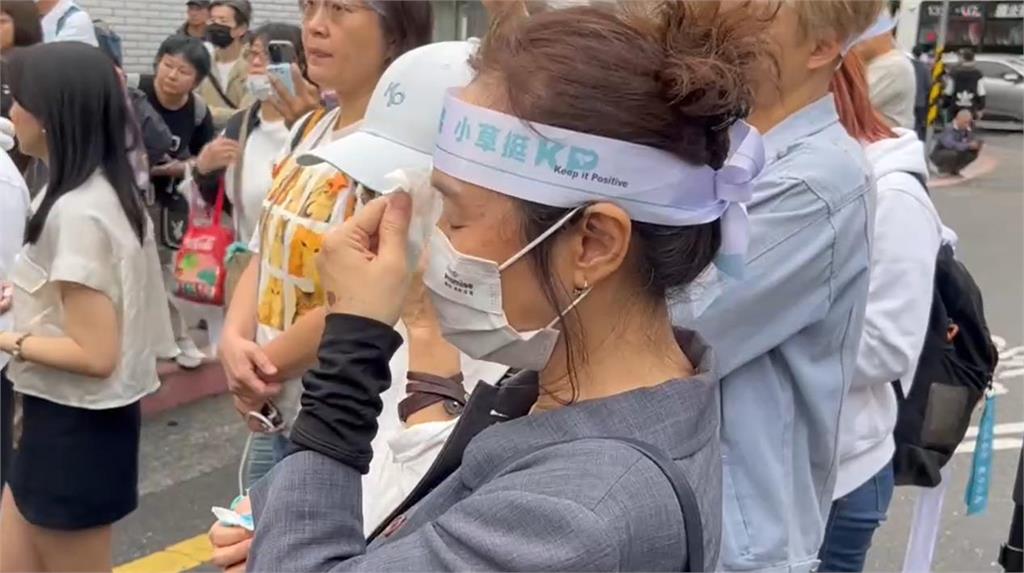 柯文哲宣判/柯文哲一審遭判17年、褫奪公權6年 小草北院外哭了喊「清清白白」