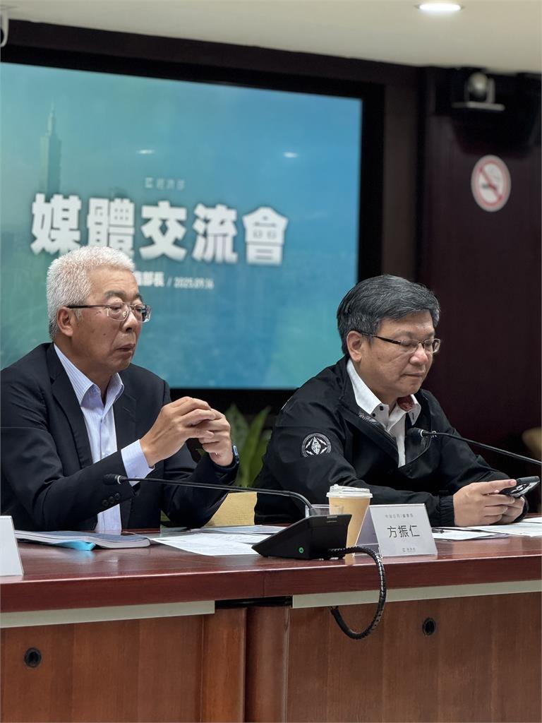 經長龔明鑫接任央行常務理事　強調照顧傳統產業「雨天不收傘」