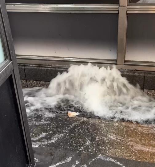 圖輯／台北狂淹大水！嚴重災情畫面一次看　多地水柱狂噴、大量污水覆蓋路面