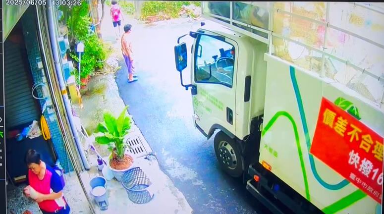 道路遭地主圈地宣示所有權 垃圾車巷道轉彎「一度卡住」
