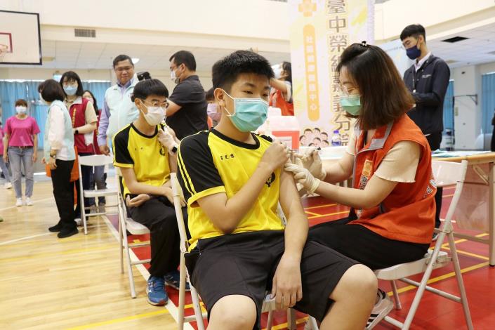 嘉義市領先全國保護青少年健康 國中男生今起公費施打HPV疫苗