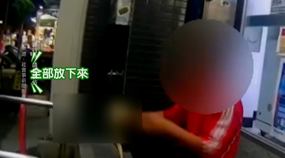 一中商圈驚見「雙刀男」　疑和網友約談判　竟綁刀械在手上