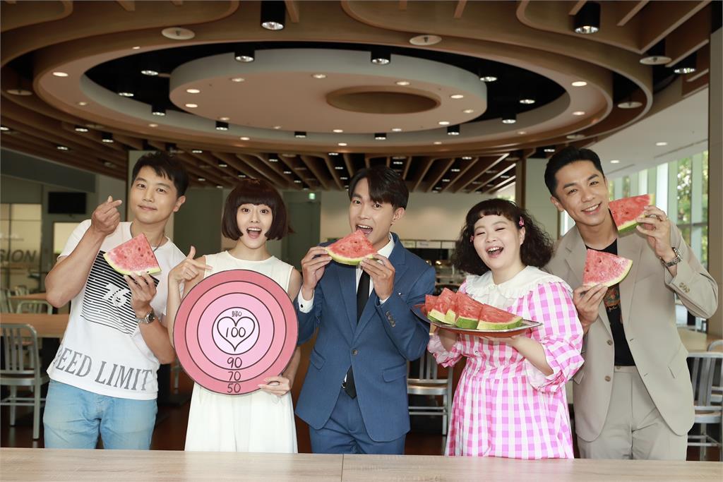 8點檔劇組酷曬趕拍攝!演員險中暑大啖西瓜消暑遊戲