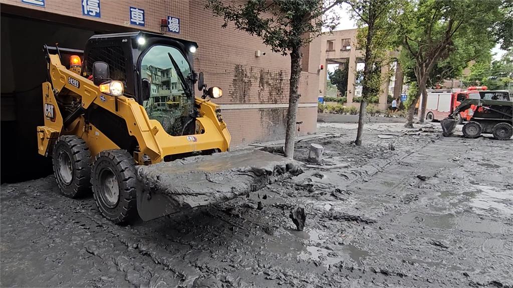 光復高職圖書館地下室積滿泥水　125名國軍進駐校園清淤