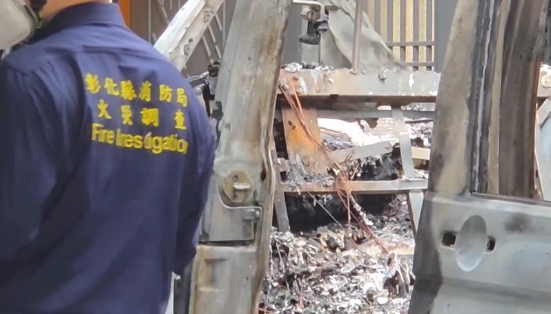 300萬露營用車暗夜起火 疑"製冷電池"釀禍波及鄰居