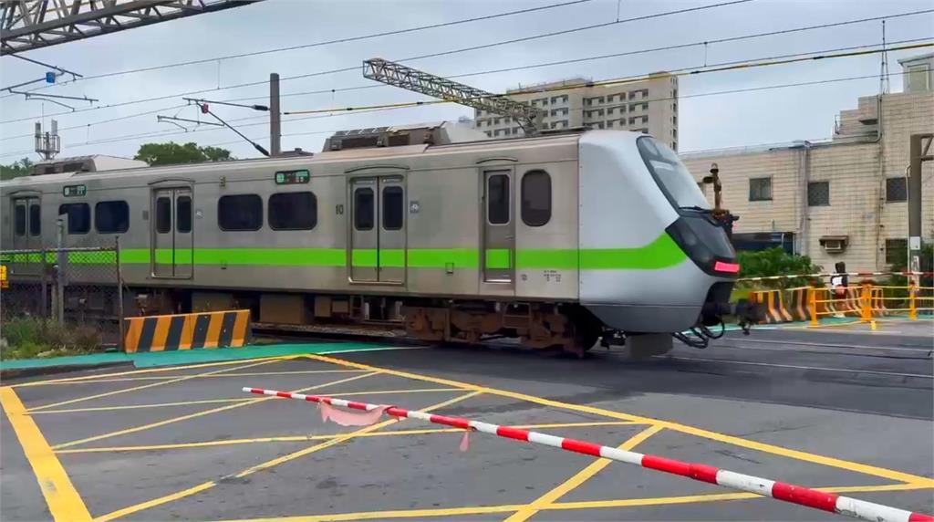 驚悚畫面曝！疑情侶吵架「吵到臥軌」　區間車險撞　男生死一瞬抱走臥軌女