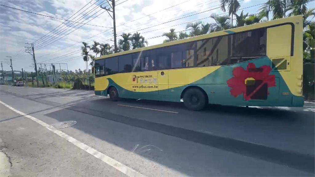 屏東小貨車突竄煙! 熱心客運駕駛.商店老闆急助滅火