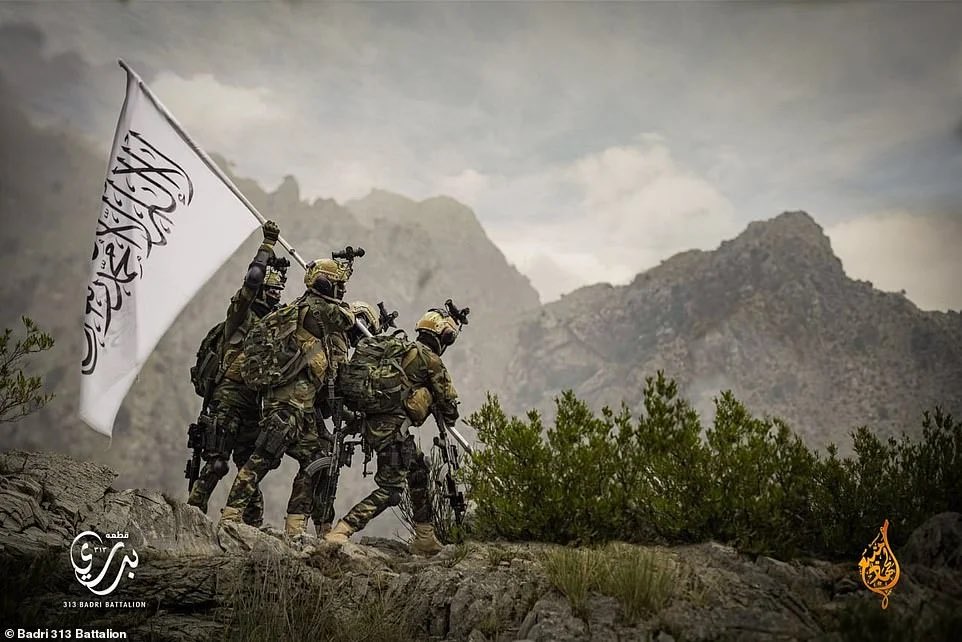 塔利班穿美軍裝備模仿「硫磺島升旗」　1張照片氣瘋美國人！