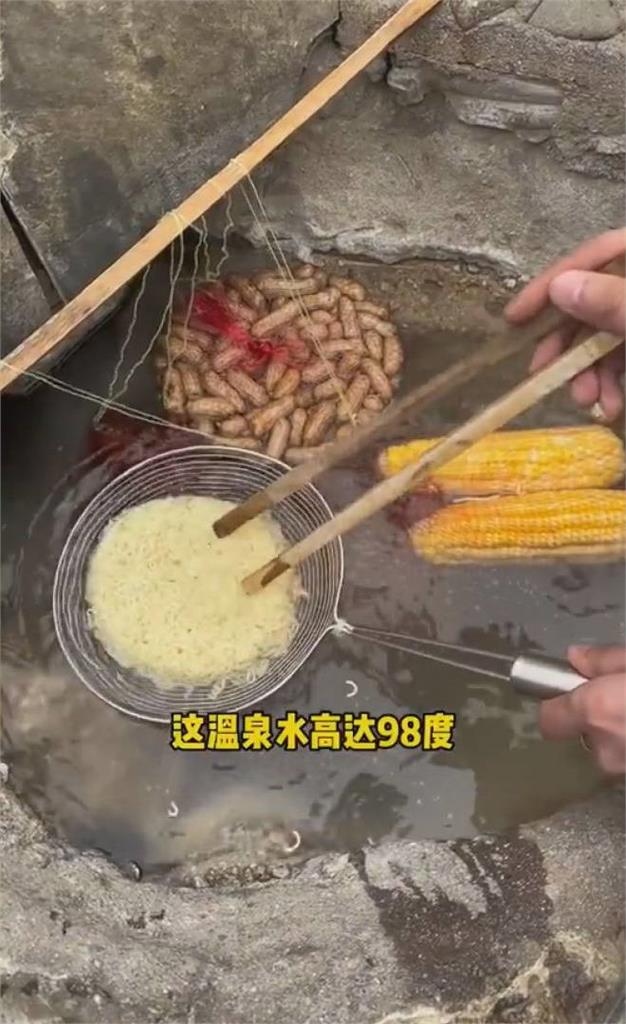 撈濁水當麵湯!中國景區流行「溫泉煮麵」 網不解喊:髒東西也敢吃