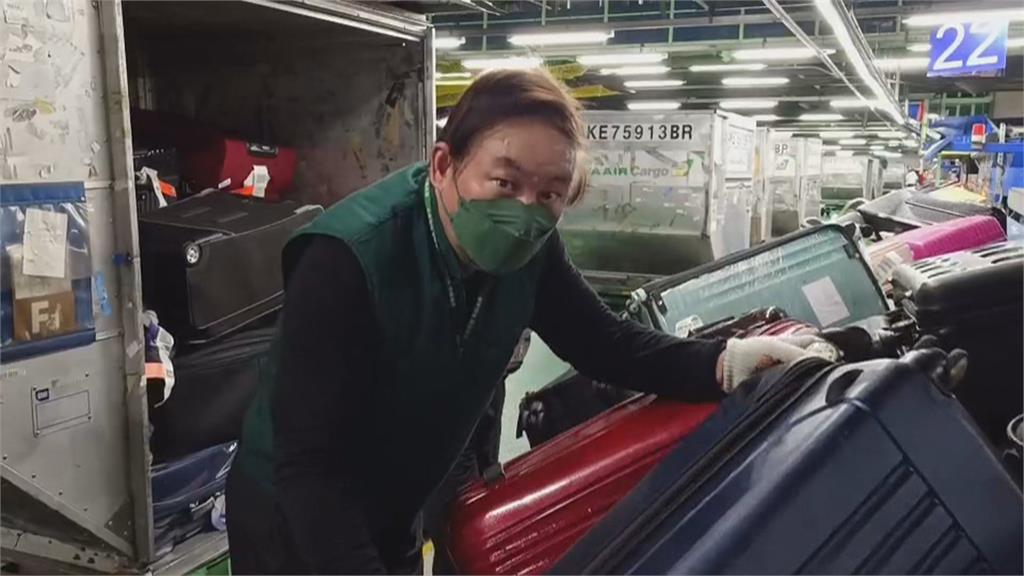 長榮航勤人力短缺董座親自搬行李 華航航勤提六大訴求揚言春節罷工