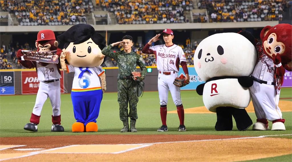 暖!光復救災送帽 陳保宏士官長現身中職冠軍賽開球