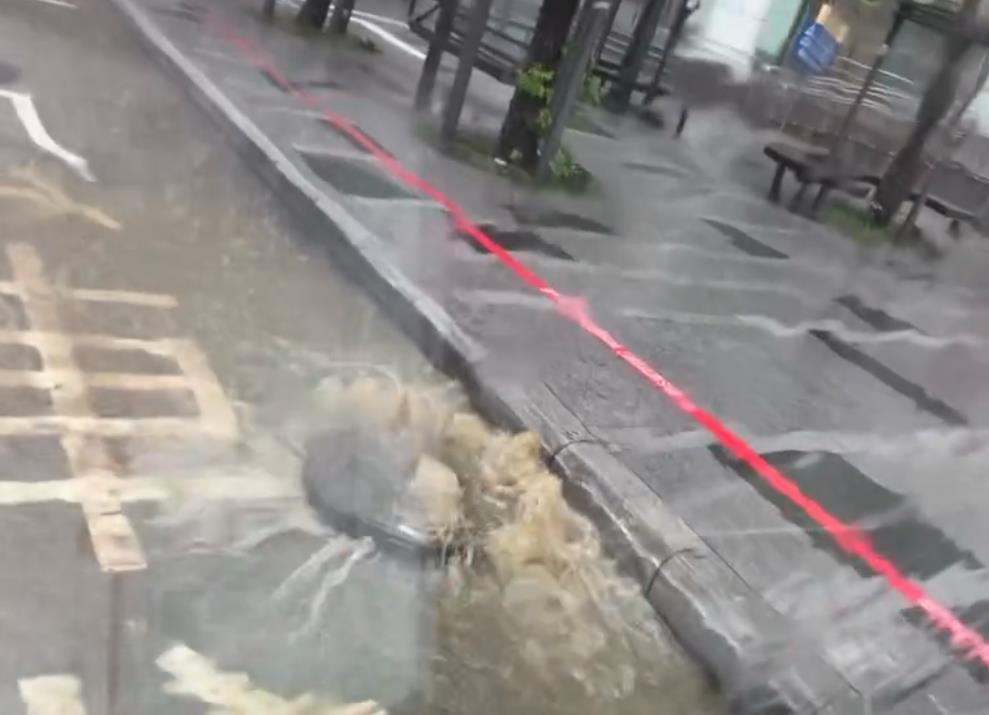 圖輯／台北狂淹大水！嚴重災情畫面一次看　多地水柱狂噴、大量污水覆蓋路面