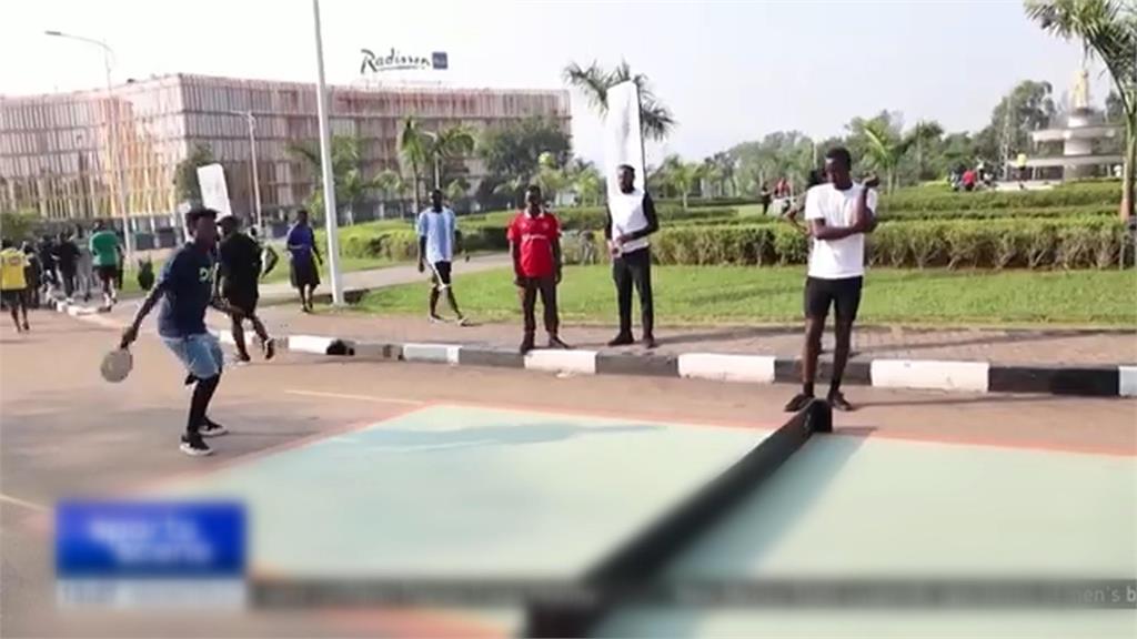 盧安達街頭網球正流行！　規則似桌球、打法像網球