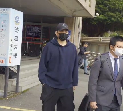 王大陸偷查個資討債案開庭! 與女友闕沐軒「同框」出庭