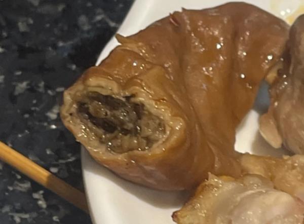 咬下肥腸竟爆出「濃郁內餡」　他當場吐出「黑綠物」老闆急辯：是滷料渣