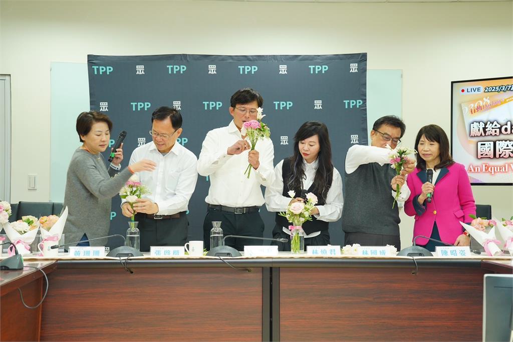快新聞/爆笑畫面!黃國昌送花予女白委 她回敬一把蔥調侃:寶貝我有欠你嗎