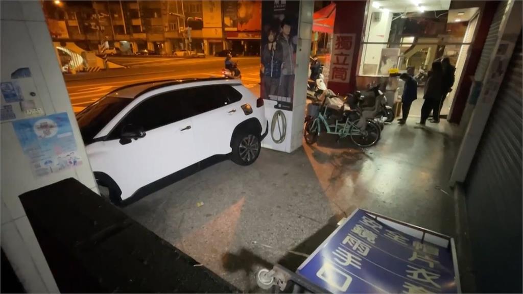 台中西區、北區出「撞」況！　酒駕撞騎樓　衝上分隔島