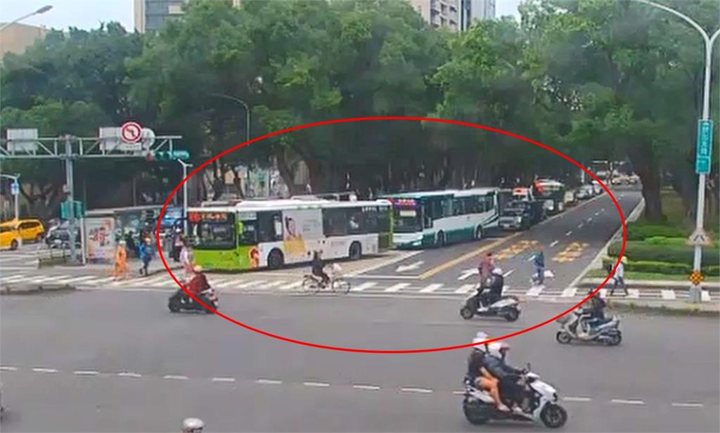 最新／北市松山區馬路驚見「公車蜈蚣」4車連撞釀3傷　駕駛急赴車尾滅火