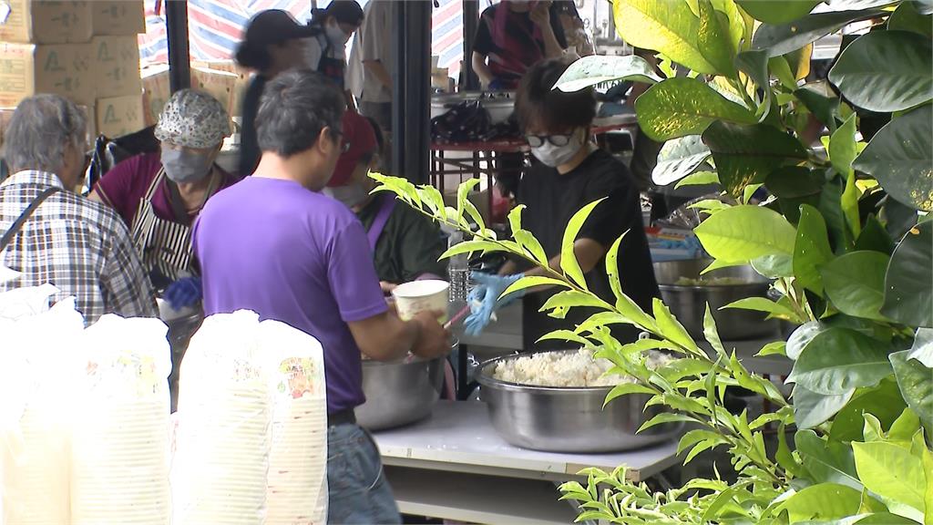 泥濘中送暖!民眾直奔光復送餐 連鎖餐飲集團也加入