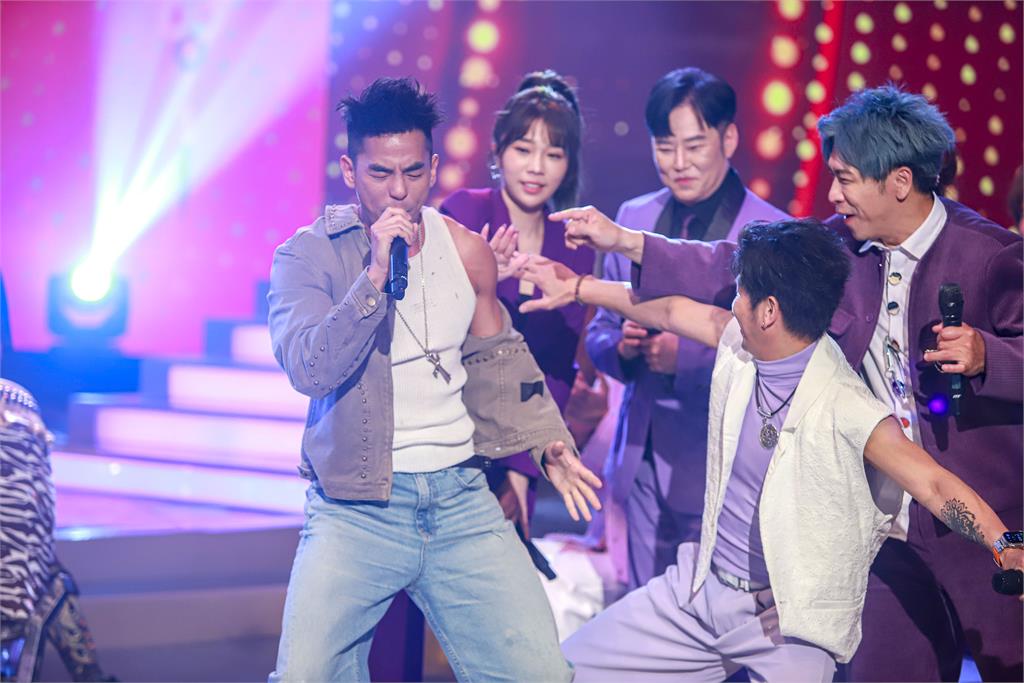 《超級冰冰Show》柯有倫露出超猛胸肌讓白冰冰忍不住「戳下去」!讓林芯儀嚇到