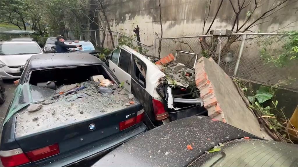 台肥廢棄廠房高牆突然崩塌 巨石從天而降砸爛拖吊場5車