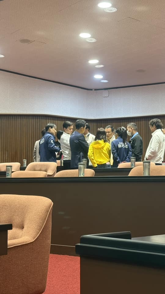傅崐萁遭查周軒曝多名藍委「急衝議場內」!2綠委證實:修容小組集合