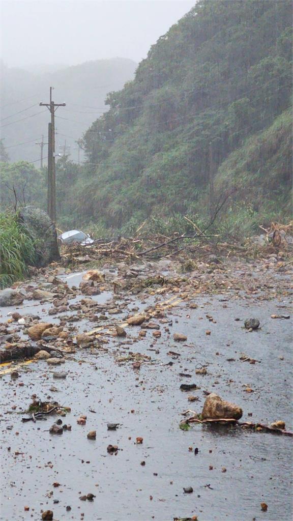 獨家／萬里暴雨成汪洋！駕駛受困產業道路生死未卜　搜救隊挺進救援中