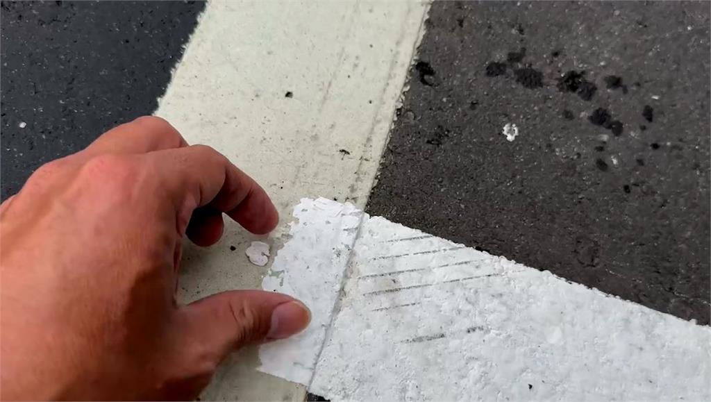 基隆機車停車格用貼的? 民眾大腳一踢「標線脫落」