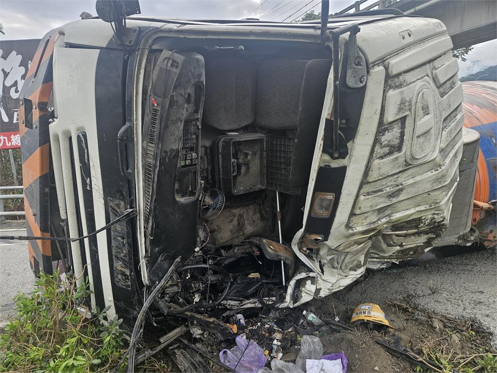台九線瑞穗段混凝土車翻覆! 駕駛受困車內雙腿骨折