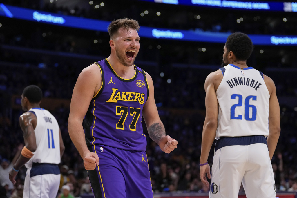 NBA(影)/忘了好兄弟已經被交易了 Doncic罰球進獨行俠前隊友拍手場面尷尬