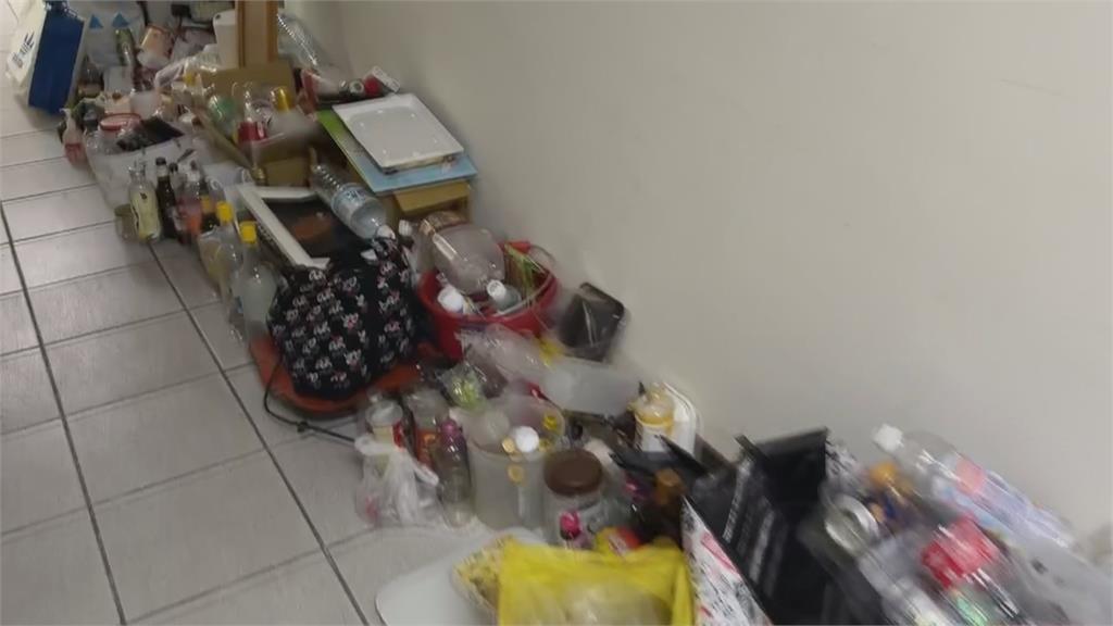 社區走廊雜物堆成「垃圾山」　長蟲飄惡臭鄰居崩潰