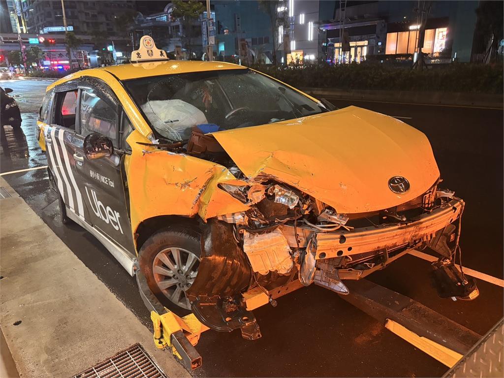 快新聞／台北深夜驚魂！闖紅燈釀3車連環撞　安全氣囊全爆、備胎飛出