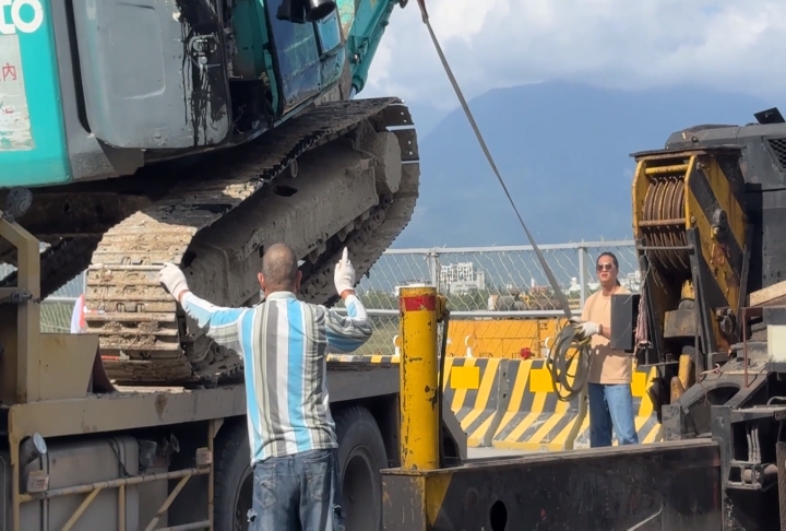 花蓮大橋怪手翻覆！　13噸怪手翻覆車道　對向小客車急煞